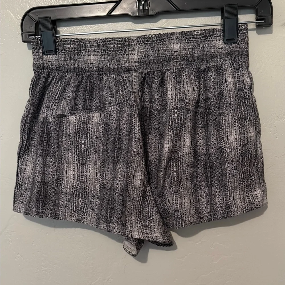 Vuori Women's Athletic Shorts in Black and Gray XSmall - Picture 6 of 8